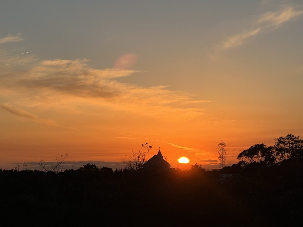 いかにも「夕焼け」という、太陽が真っ赤に染まり、その周りをオレンジのグラデーションに染める様子
